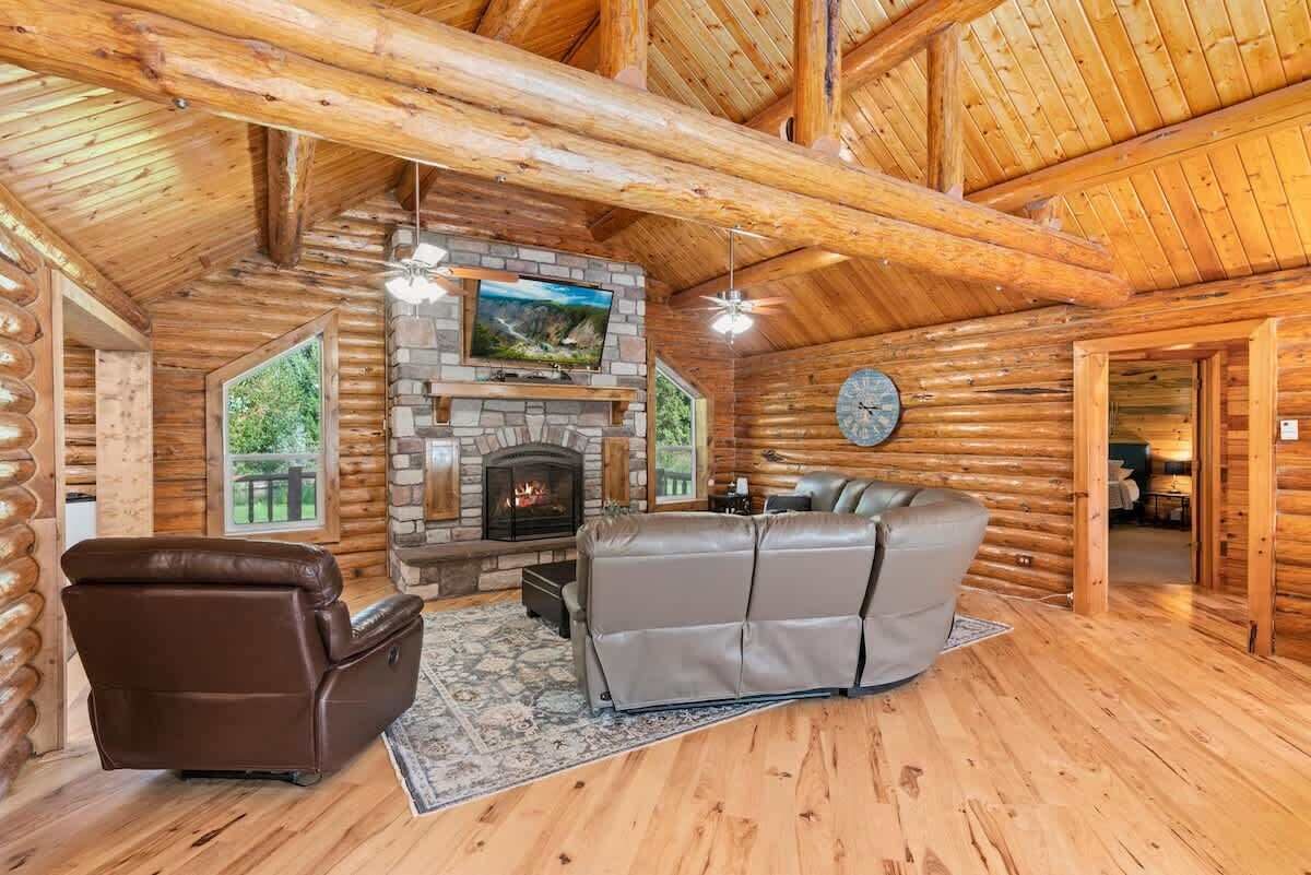 Televisión, chimenea y oficina 