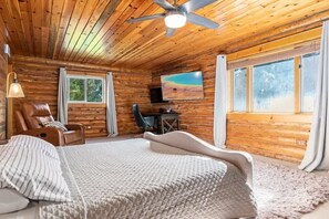 4 quartos, escrivaninha, ferros/tábuas de passar roupa, berço de viagem