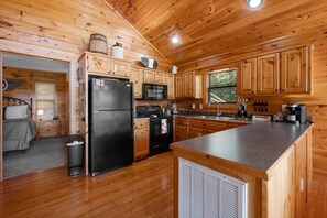 Refrigerador con congelador, microondas, horno y parrilla de estufa 