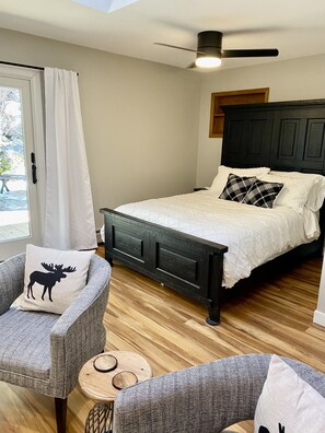 2 habitaciones, escritorio y tabla de planchar con plancha