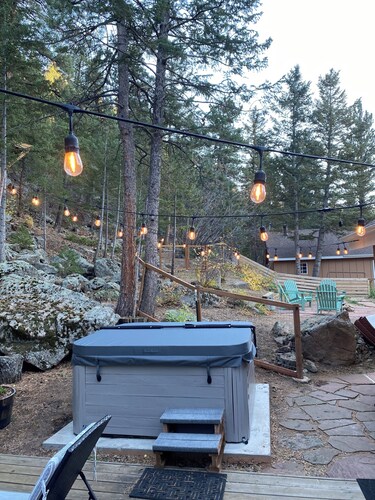 
Cozy retreat with a starlit hot tub, fire pit, fireplace & treehouse near RMNP.