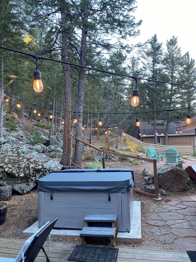 Modern Cozy Mountain Cabin with Private Hot Tub • Treehouse • Fire Pit