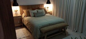 1 habitación, tabla de planchar con plancha y cuna de viaje