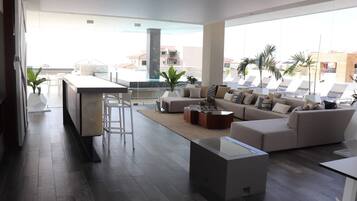 Condo ejecutivo | Sala de estar | Televisión de 33 pulgadas con canales por cable