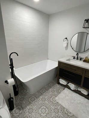 Bañera, secador de pelo, toallas, jabón