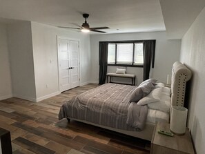 4 bedrooms, desk, iron/ironing board, travel cot - Remodeled-  Golf Course view (Brownsville)