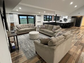 Smart TV, printers - Remodeled-  Golf Course view (Brownsville)