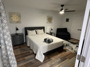 4 habitaciones, escritorio y tabla de planchar con plancha 