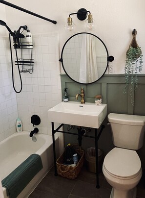 Combined shower/tub, hair dryer, towels, soap - Private Retreat with your dogs: close to WEC (Ocala)