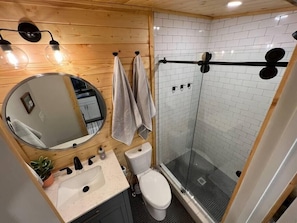 Séchoir à cheveux, serviettes fournies, savon, papier de toilette