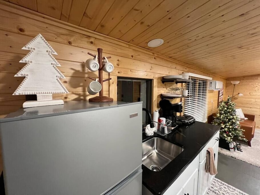 2 Cabins, 100 Mile Views, Hot Tub, 2½ miles to BR Lenoir Vrbo