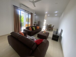 Living area - The Glen Brand New furnished, air-conditioned apartment (Homagama)