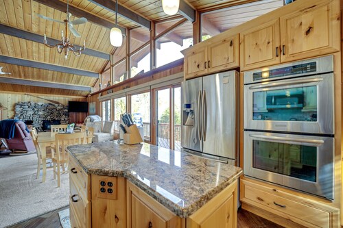 Rapid Retreat -Experience Michigan in Bloom – Cozy Cabin with Lake Views!