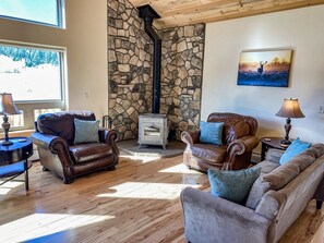 Smart TV, chimenea, futbolito y oficina 