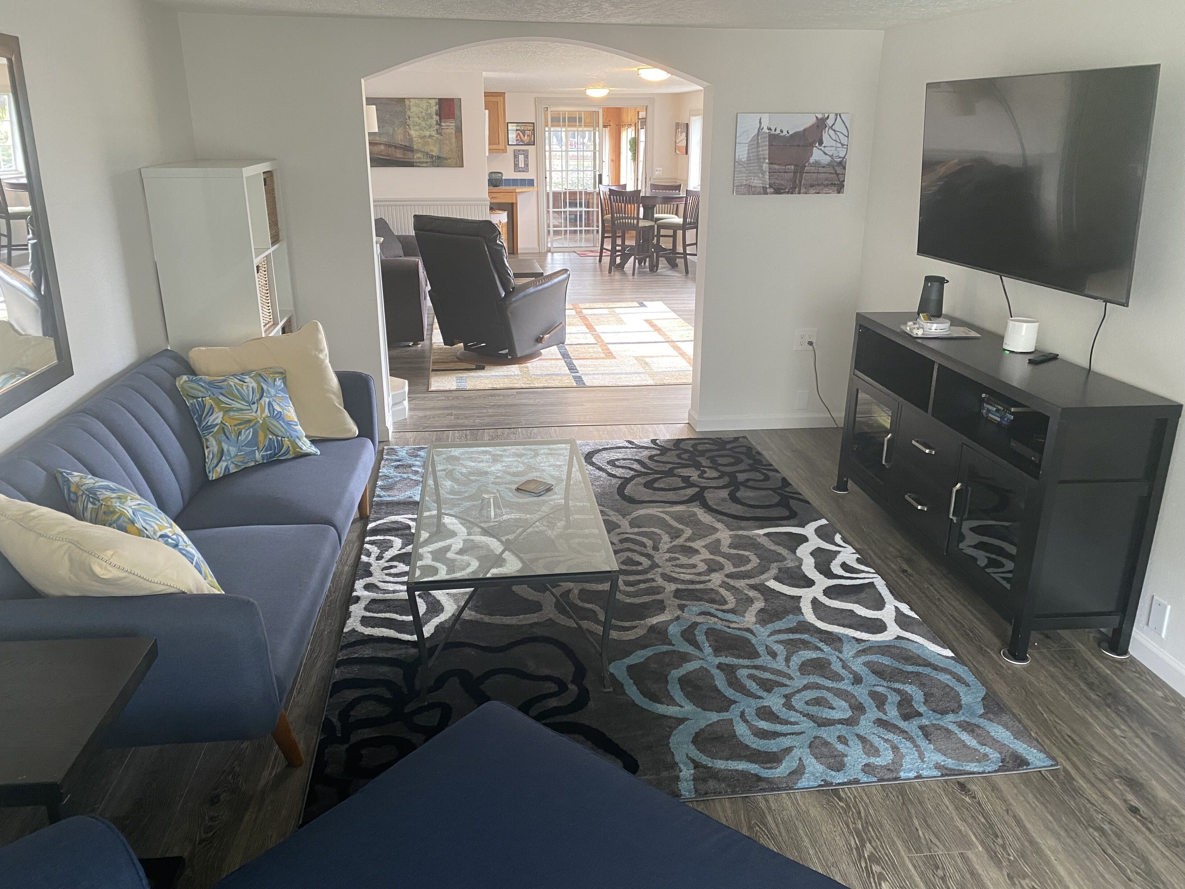 Smart-TV, peis, DVD-spiller og bordtennis