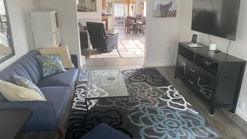 Smart-TV, peis, DVD-spiller og bordtennis