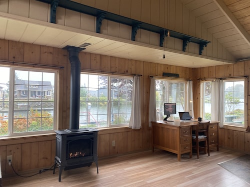 Cozy riverfront getaway with newly rebuilt private dock & pickleball court