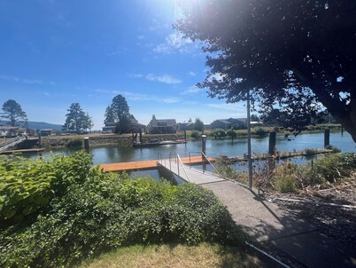Cozy riverfront getaway with newly rebuilt private dock & pickleball court