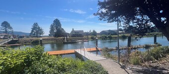 Cozy riverfront getaway with newly rebuilt private dock & pickleball court