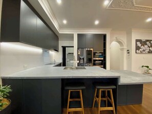 冷蔵庫、電子レンジ、オーブン、コンロ