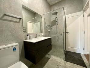 Shower, hair dryer - New & Spacious Luxury Mansion with 5 Bedrooms & 4 (Unley)