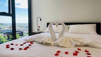 Desk, iron/ironing board, WiFi, bed sheets