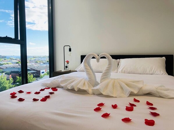 Desk, iron/ironing board, WiFi, bed sheets