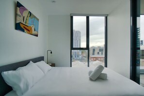 Desk, iron/ironing board, WiFi, bed sheets