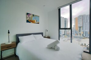 Desk, iron/ironing board, WiFi, bed sheets