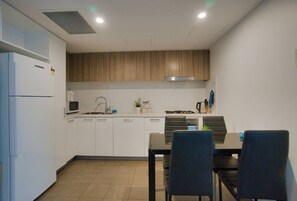 Fridge, microwave, oven, stovetop - Modern 2BR City Apartment with Pool & Gym (Adelaide)