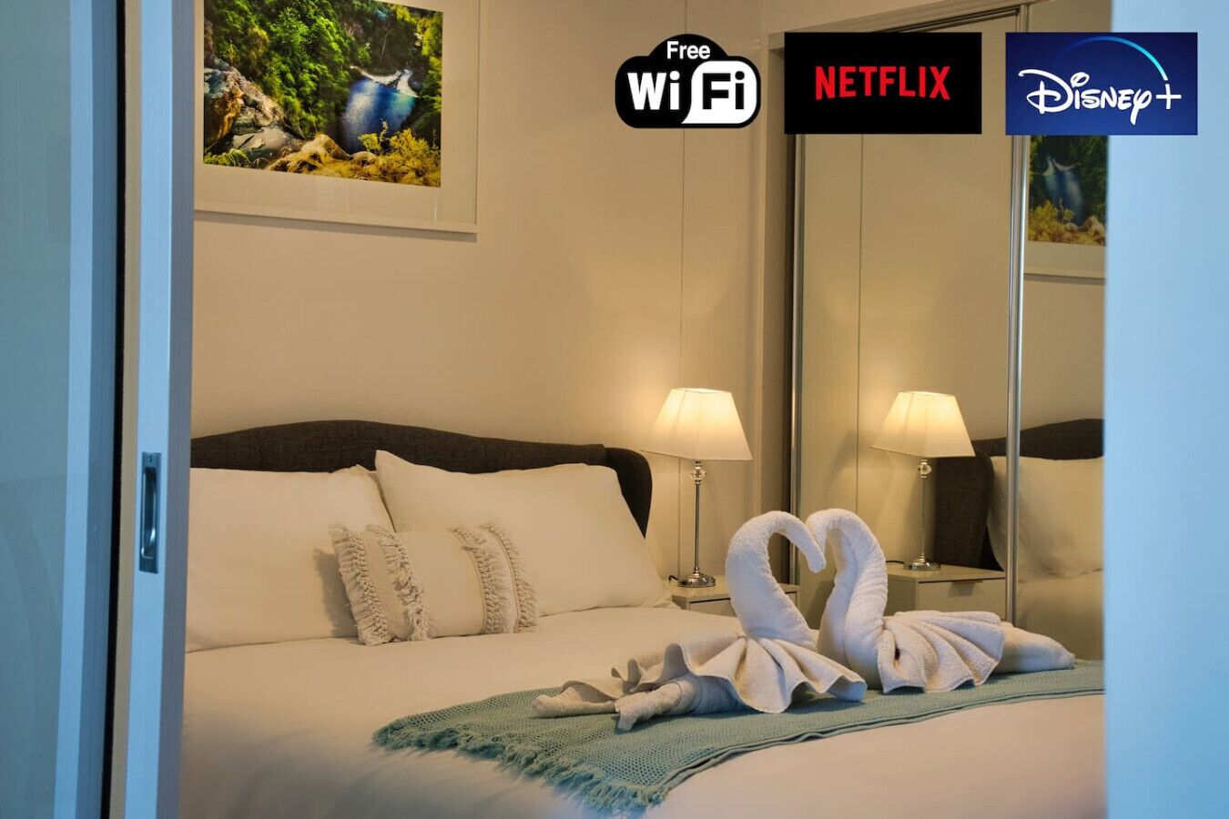 مكتب ومكواة/لوح كي وواي فاي وملاءات أسرّة