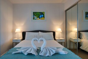 Desk, iron/ironing board, WiFi, bed sheets