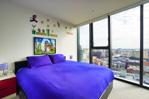 Tabla de planchar con plancha, wifi y ropa de cama 