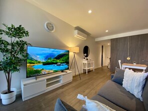 Télévision, table de tennis de table, espaces bureaux