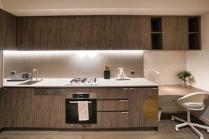 Réfrigérateur, micro-ondes, four, plaque de cuisson