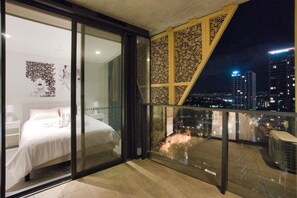 Desk, iron/ironing board, WiFi, bed sheets