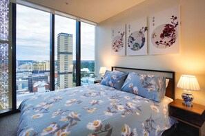 Desk, iron/ironing board, WiFi, bed sheets - Luxury City Zen Apt - Rundle Mall - Gym - BBQ (Adelaide)