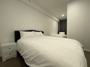 Escritorio, tabla de planchar con plancha, wifi y ropa de cama 