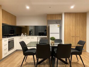 Geladeira, micro-ondas, fogão, cooktop