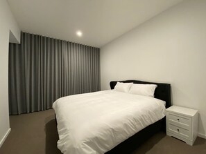 Desk, iron/ironing board, WiFi, bed sheets