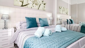 Una camera da letto con un letto grande, due comodini, uno specchio e decorazioni alle pareti.