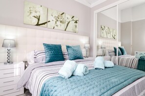 2 chambres, coffres-forts dans les chambres, fer et planche à repasser