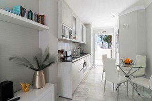 Réfrigérateur, micro-ondes, four, lave-vaisselle