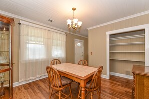 In-room dining - Miss Audrey Quiet&Cozy Historic Cottage (Richmond Hill)