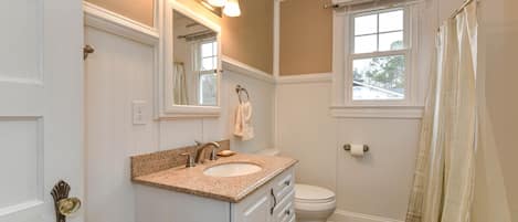 Combined shower/bathtub, free toiletries, hair dryer, towels