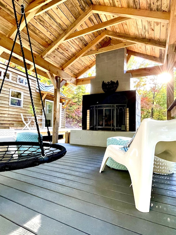 Terrace/patio - Luxury Tiny House with Treehouse Bedroom and HotTub on 34acres secluded (Tellico Plains)