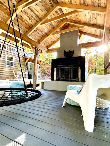 Luxury Tiny House with Treehouse Bedroom and HotTub on 34acres secluded