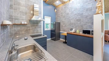 Basic Room, 1 Bedroom (haessal) | Private kitchen | Fridge
