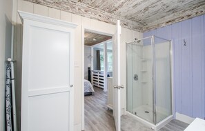Deluxe House | Bathroom - Historic Home for 7 with Apartment (Richmond Hill)