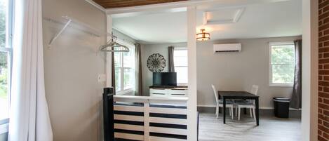 デラックス ハウス | リビング エリア | 50 インチのスマートテレビ (デジタル放送視聴可)、テレビ、暖炉